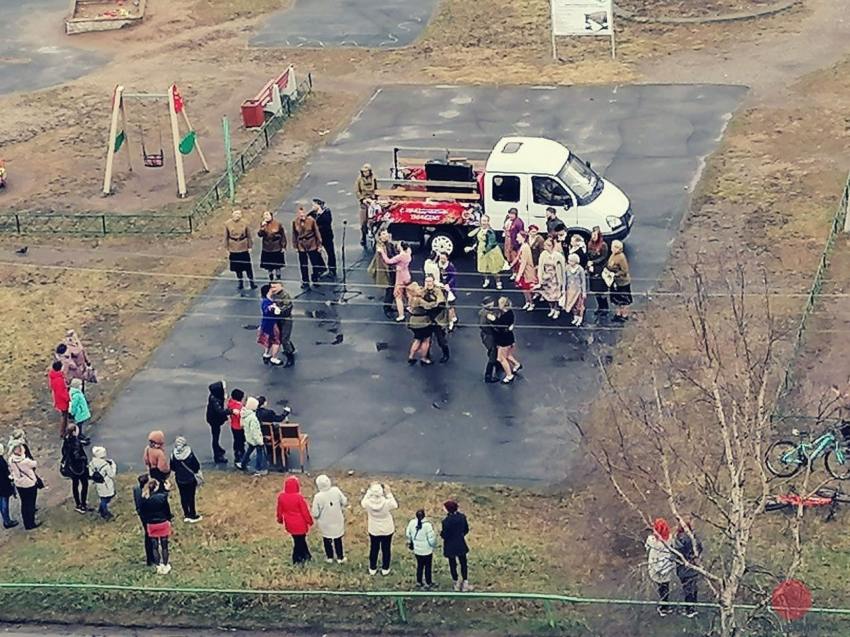 В Северодвинске ветеранам исполняют песни Победы