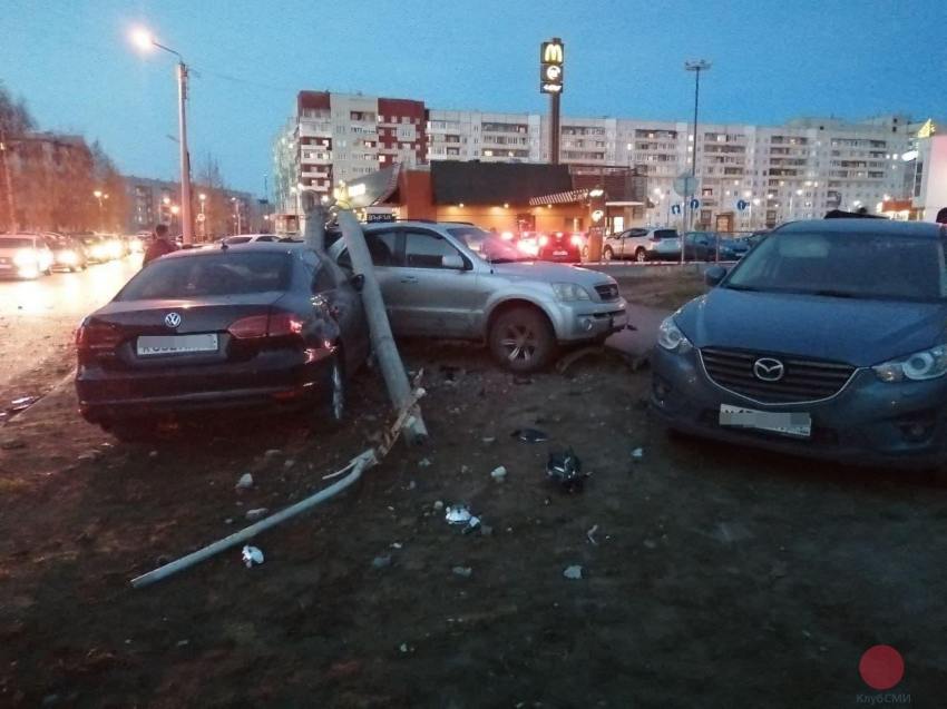 В Северодвинске пьяный водитель иномарки снёс столб и врезался в припаркованные автомобили