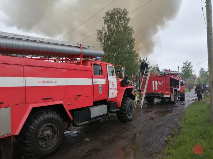 В Северодвинске горит частный жилой дом