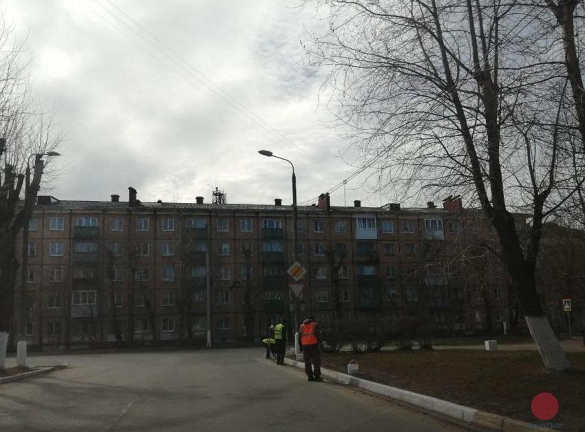 Перед Днём Победы возле северодвинской администрации наводят лоск
