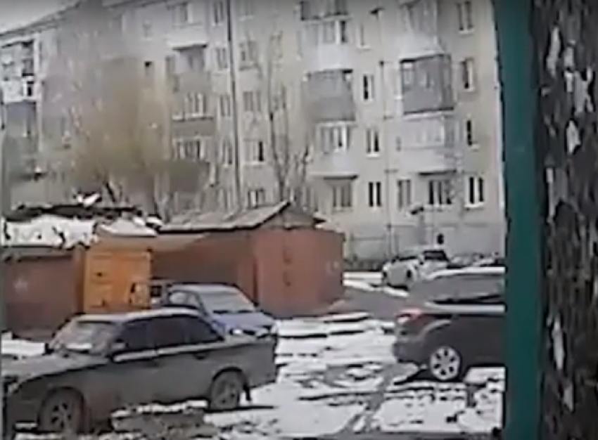 Скриншот видеозаписи с камеры видеонаблюдения. Момент наезда на лежащего пешехода