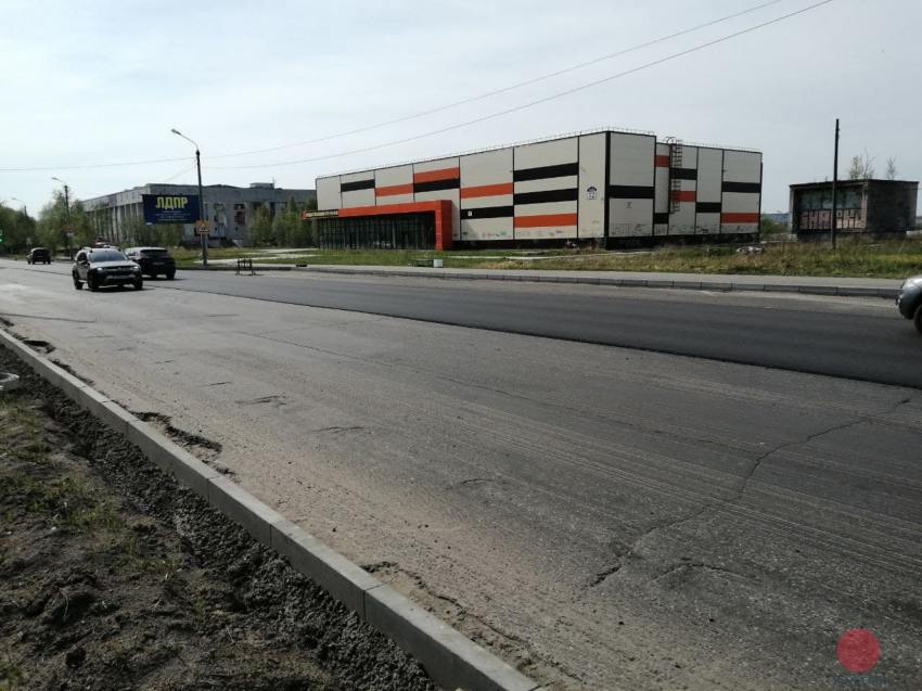 В Северодвинске приступили в укладке асфальта на проспекте Труда