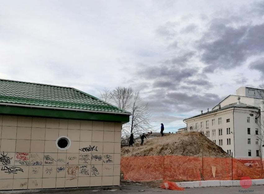 Маленькие северодвинцы облюбовали песочную насыпь в Сквере ветеранов