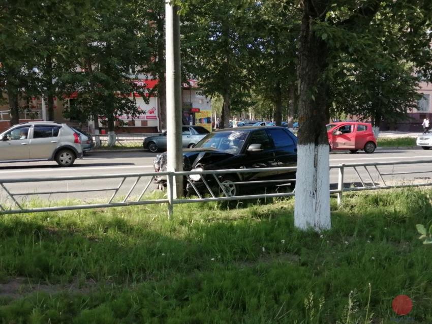 На оживленной северодвинской улице произошло ДТП с двумя автомобилями
