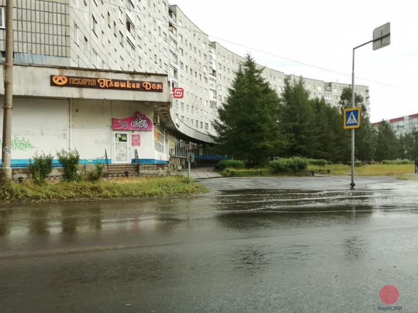 На Морском проспекте в Северодвинске затопило пешеходные переходы