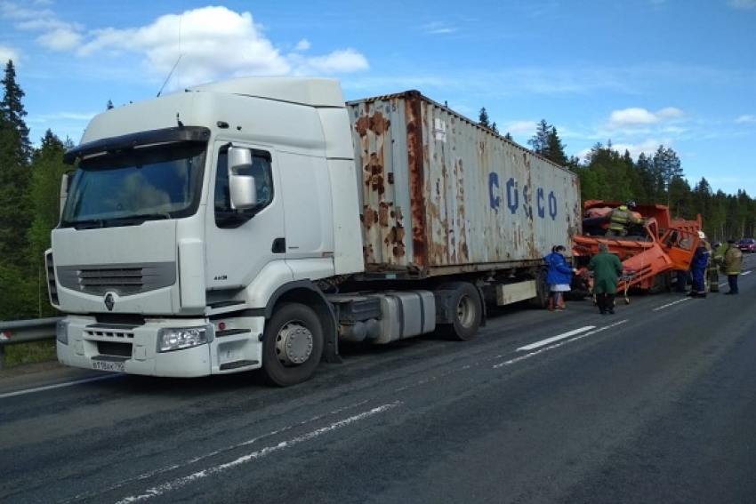 При столкновении большегрузов на М8 два человека получили травмы