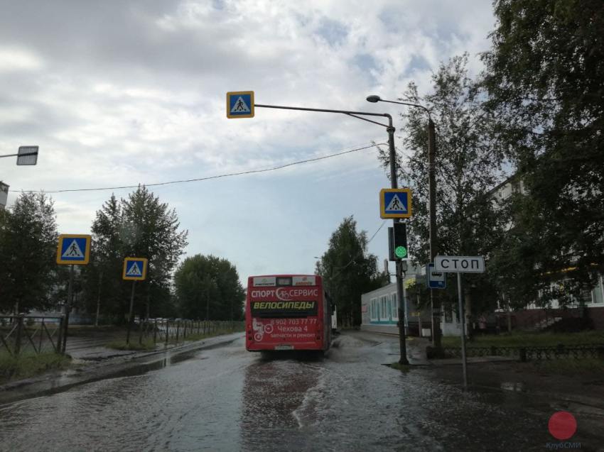 На Морском проспекте в Северодвинске затопило пешеходные переходы