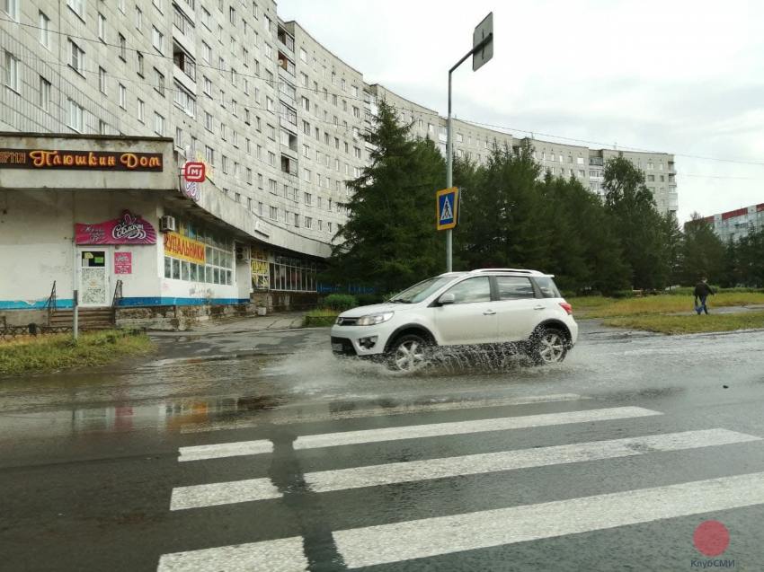 На Морском проспекте в Северодвинске затопило пешеходные переходы