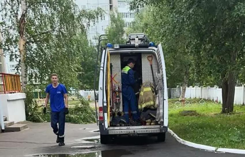 Северодвинские спасатели устраняются последствия шторма 