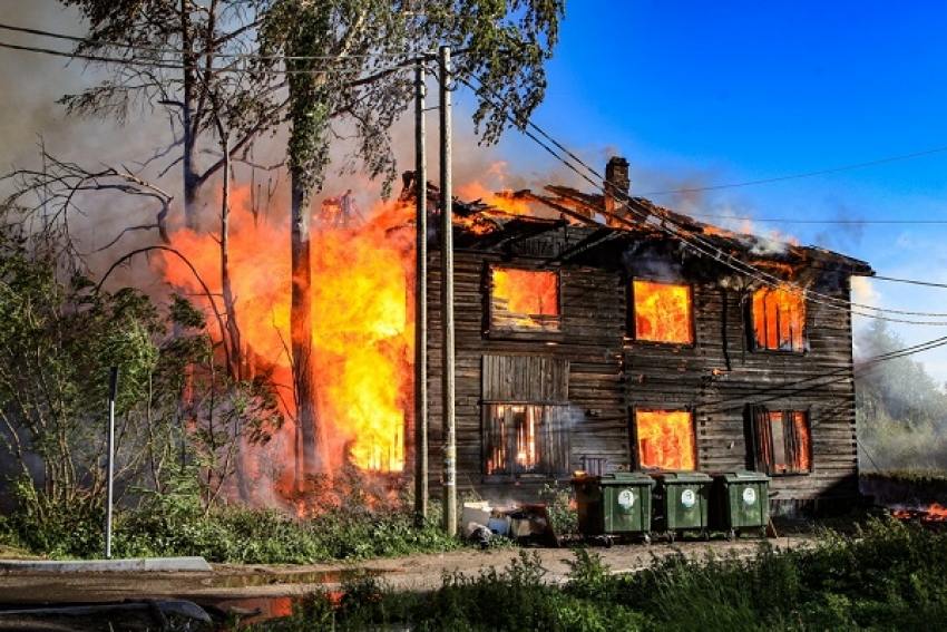 В Архангельске пожарные ликвидировали сложный пожар в деревяшке
