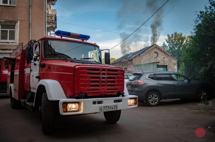 Возгорание ветхого здания произошло на улице Первомайской в Северодвинске