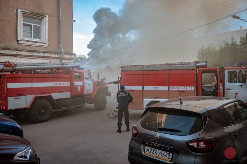 Возгорание ветхого здания произошло на улице Первомайской в Северодвинске