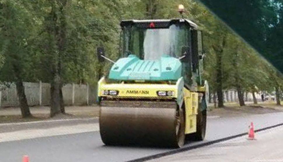 Продолжаются работы по укладке асфальта на улице Ломоносова в Северодвинске