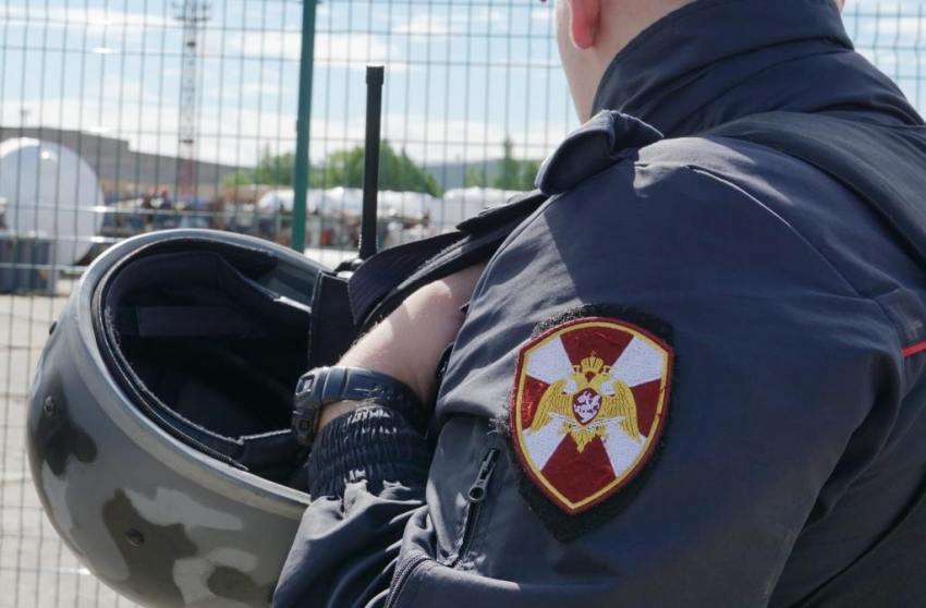 В Архангельске наряд Росгвардии задержал мужчину, угрожавшего персоналу оружейного магазина