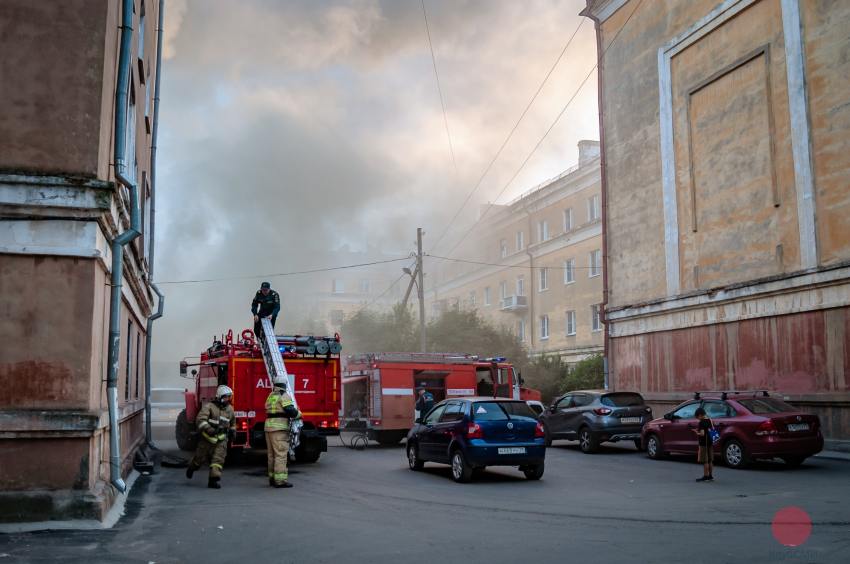 Возгорание ветхого здания произошло на улице Первомайской в Северодвинске