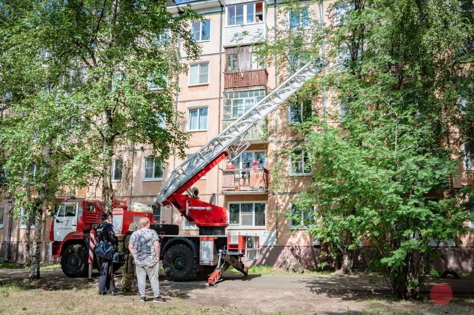 Машина МЧС во дворе дома по ул. Плюснина