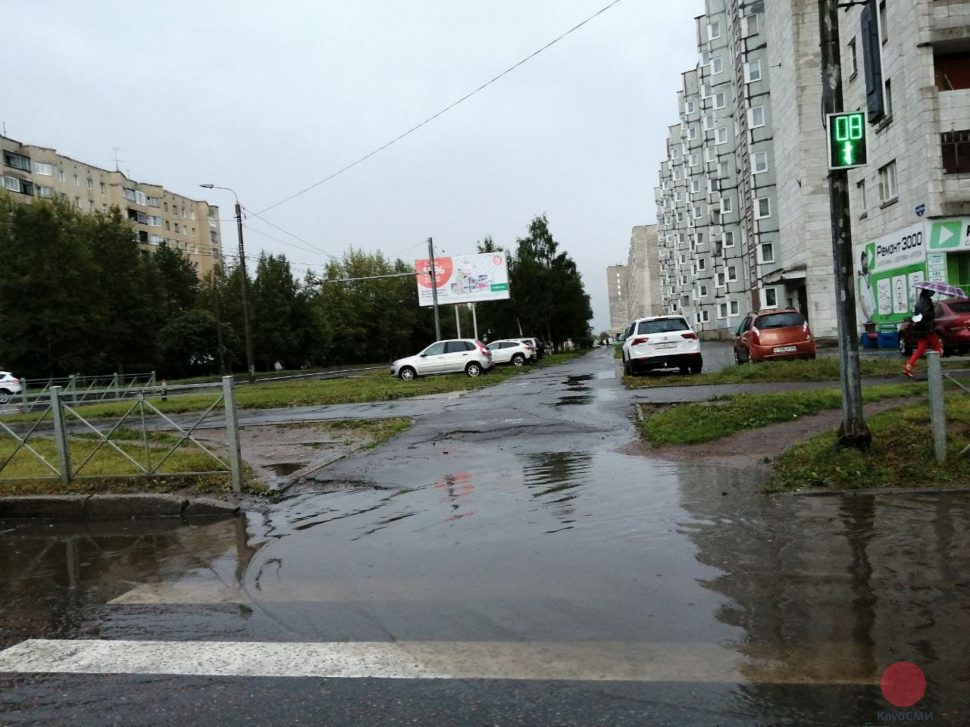 После дождя в Северодвинске подтопило пешеходные переходы и выезды из дворов