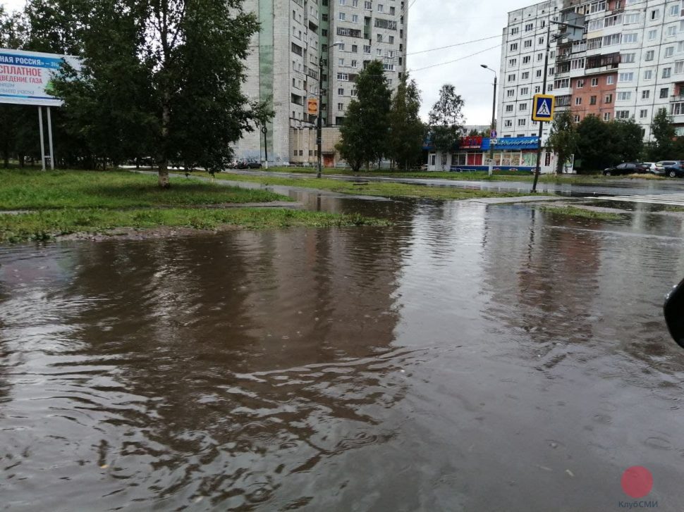 После дождя в Северодвинске подтопило пешеходные переходы и выезды из дворов