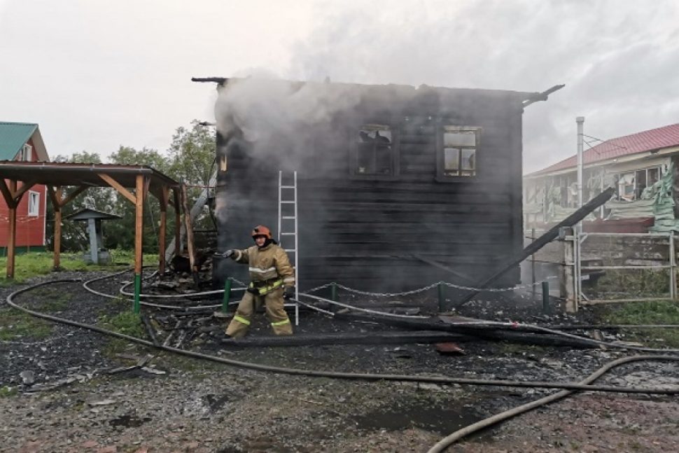 При пожаре в доме под Архангельском погибла семья с двумя детьми
