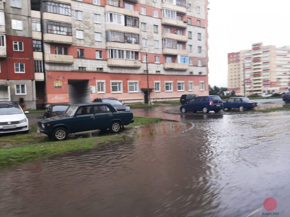 После дождя в Северодвинске подтопило пешеходные переходы и выезды из дворов