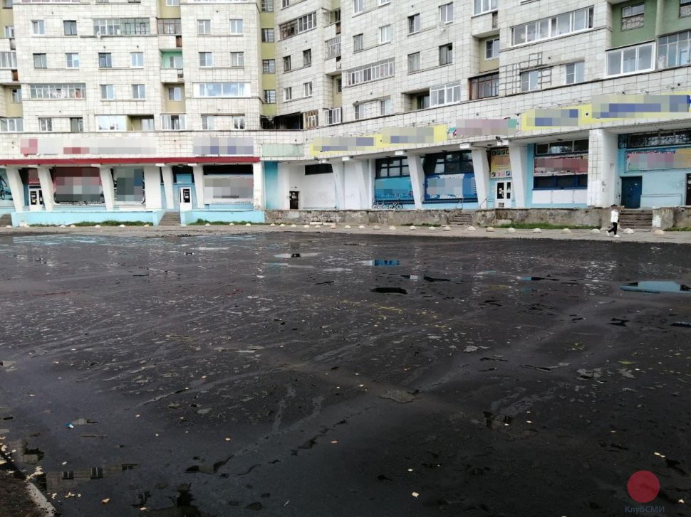 На новом асфальте во дворе Ломоносова 120 уже образовались лужи