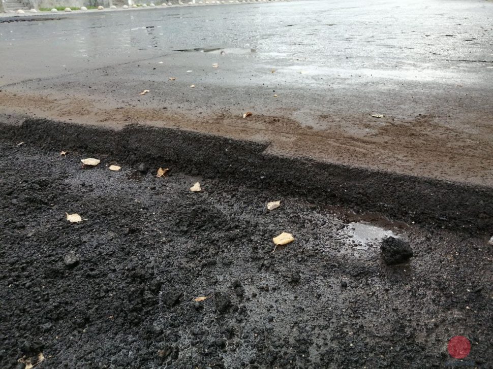 На новом асфальте во дворе Ломоносова 120 уже образовались лужи
