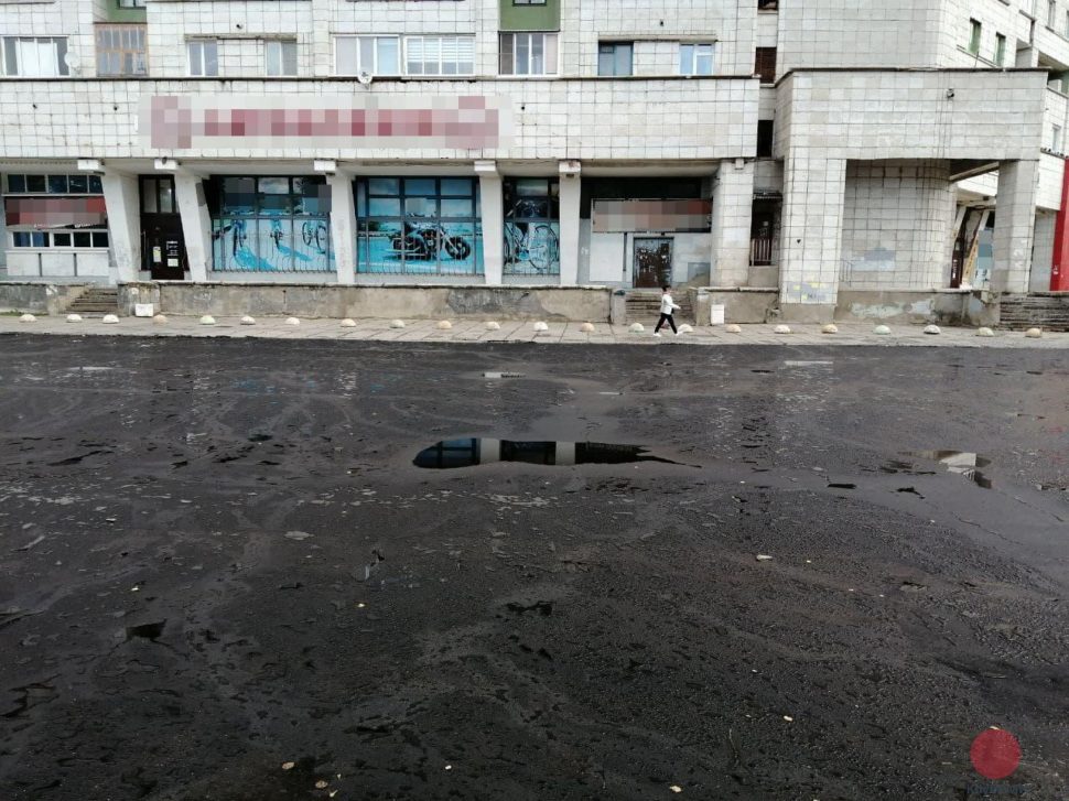 На новом асфальте во дворе Ломоносова 120 уже образовались лужи