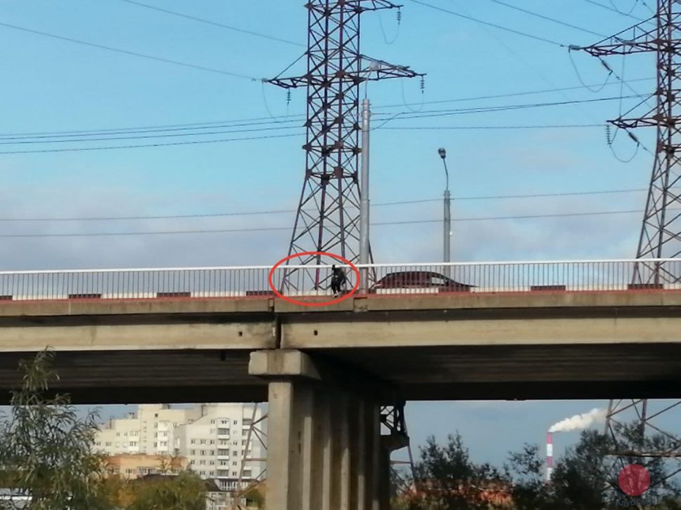 Подросток вылез за перила на путепроводе в Северодвинске