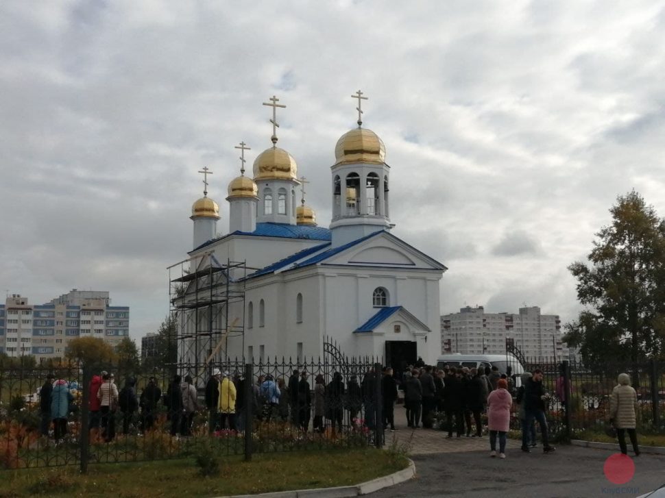 В Северодвинске проходит прощание с убитым 17-летним подростком