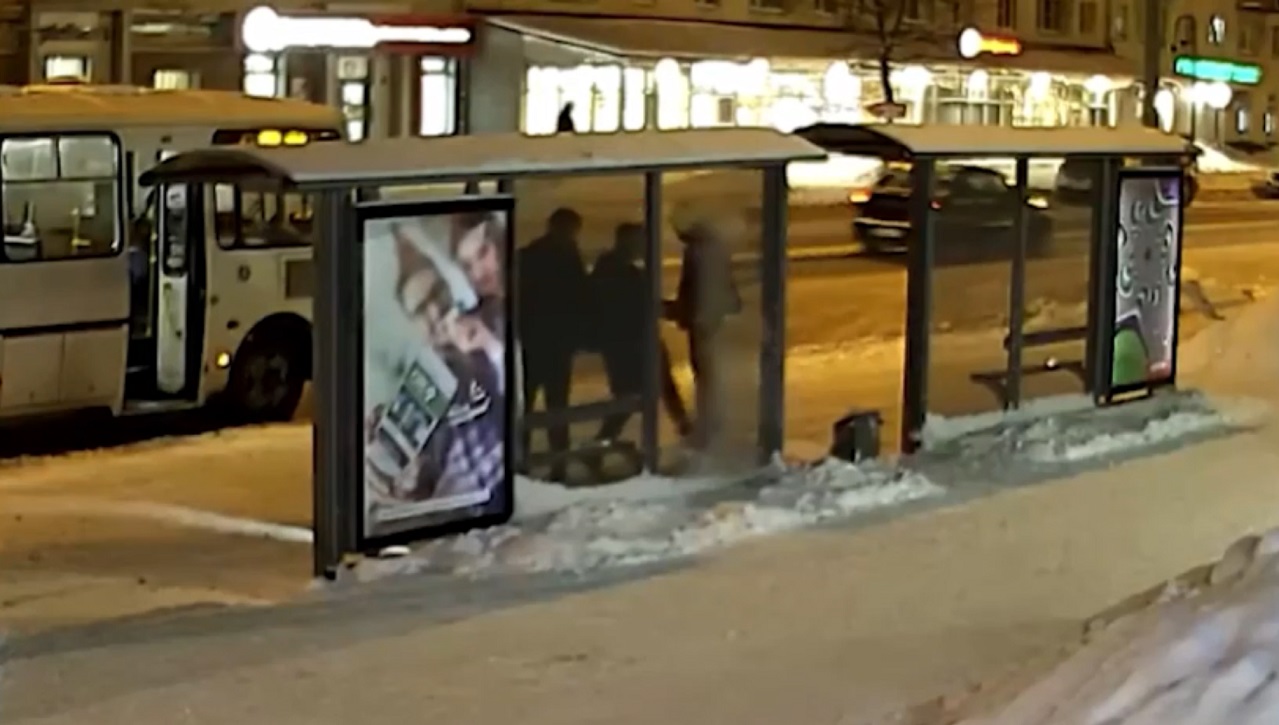 поймав не тот автобус. поймав не тот автобус. когда сел не на тот автобус. не тот автобус 2013. бабушки садятся в автобус.