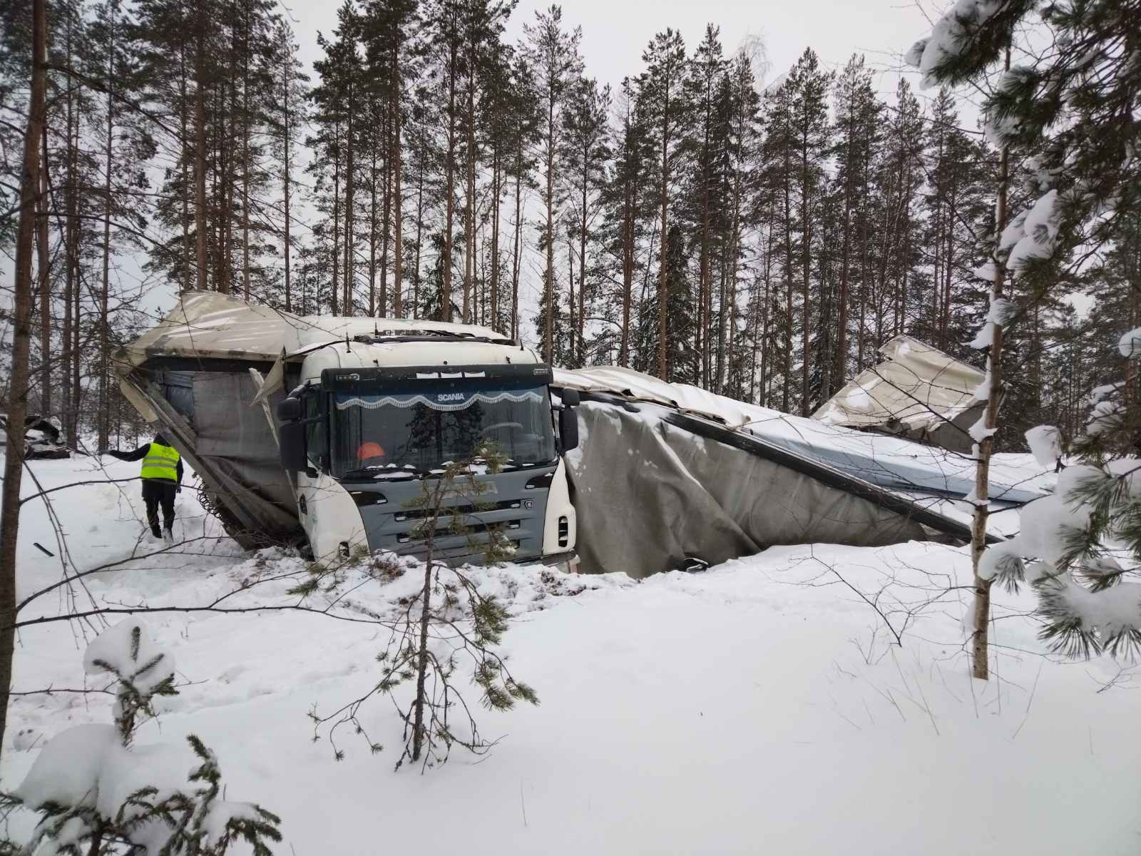 Происшествия в вельске. Автоаварии на дорогах Вельского района Архангельской области. Фуры в Архангельске. ДТП Вельск Шангалы Скания.