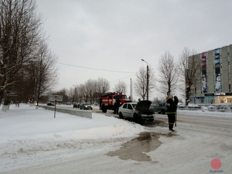 В Северодвинске огнеборцы потушили пожар в автомобиле