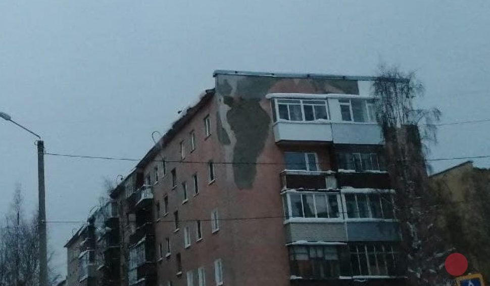 В Северодвинске с крыш домов убирают снежные шапки