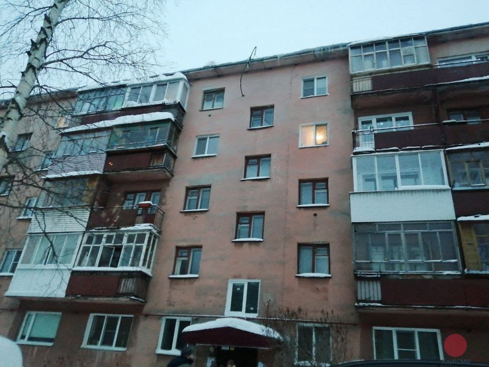 В Северодвинске с крыш домов убирают снежные шапки