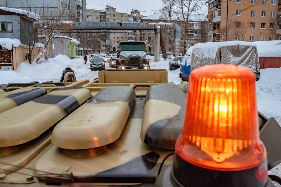 Вид на колонну из люка боевого отделения БТР