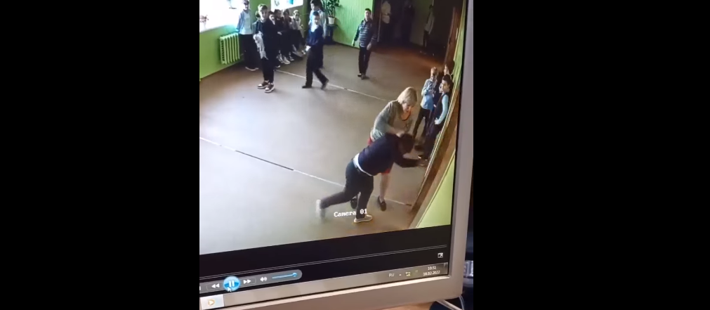 Ученик упал в школе. Школа 7 Архангельск. 466 Школа школьник упал. Ученик уронил учителя.