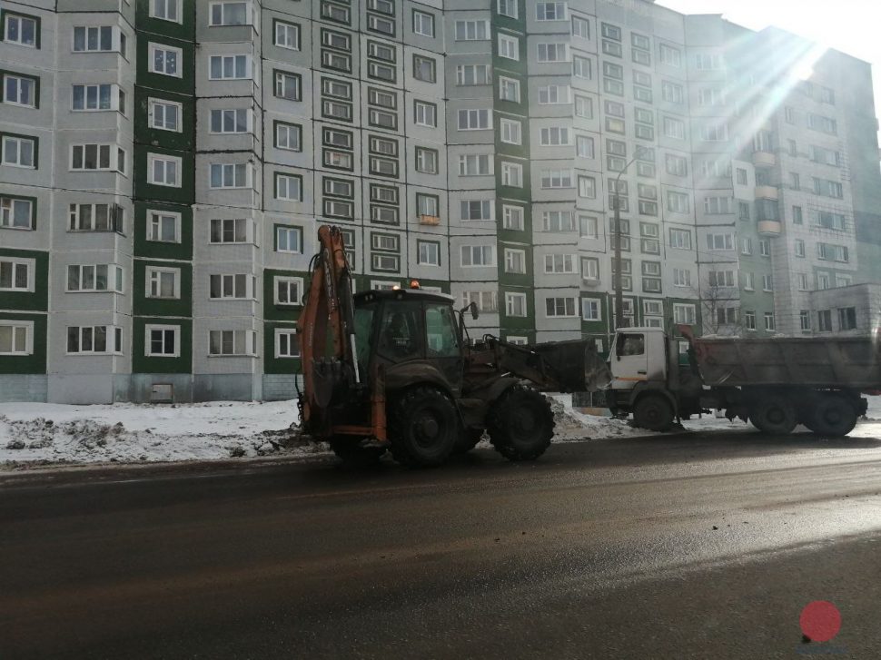 В Северодвинске снег с проезжей части свалили прямо на деревья