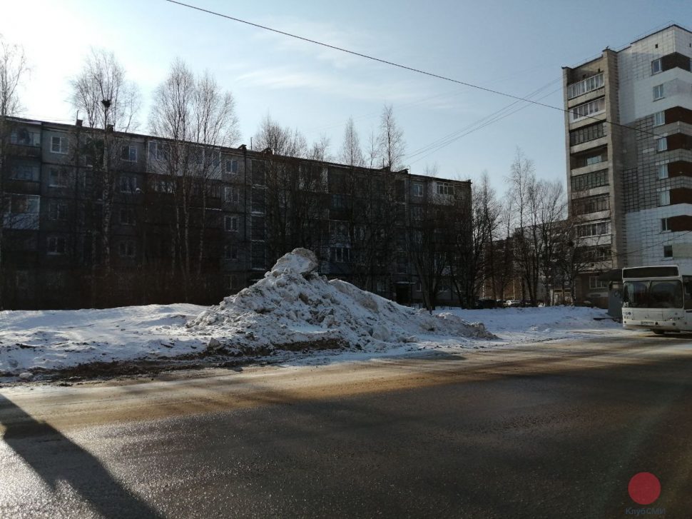 В Северодвинске снег с проезжей части свалили прямо на деревья
