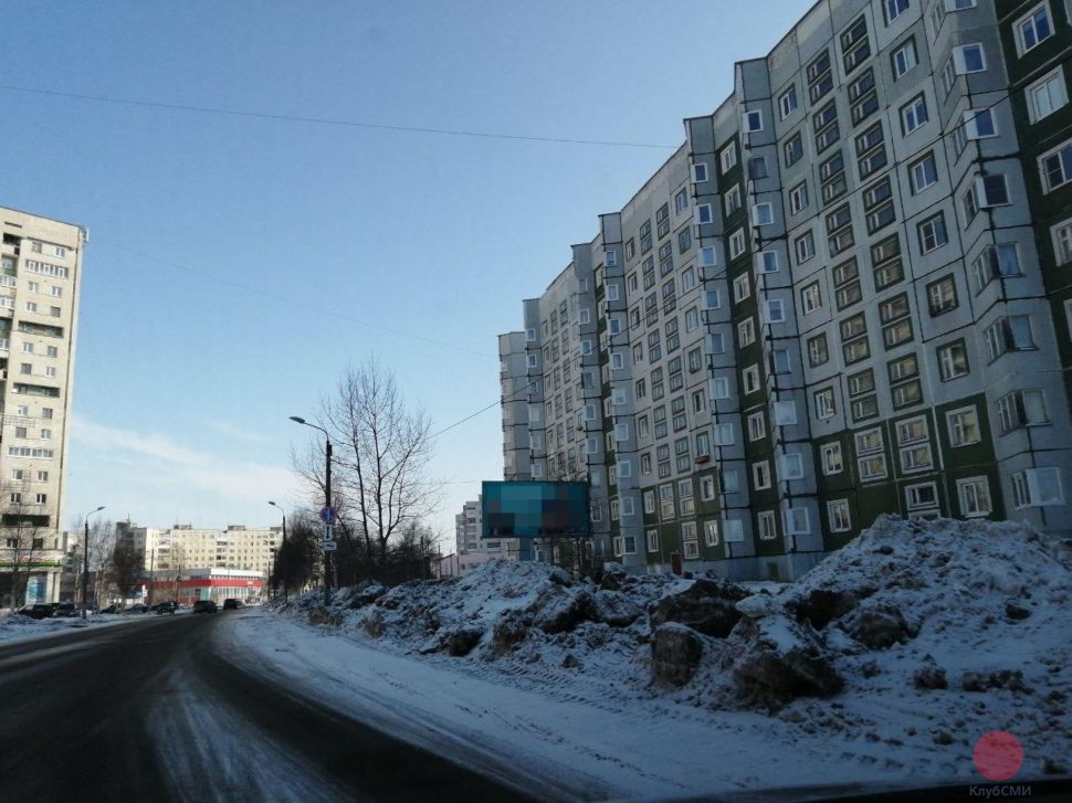 В Северодвинске снег с проезжей части свалили прямо на деревья