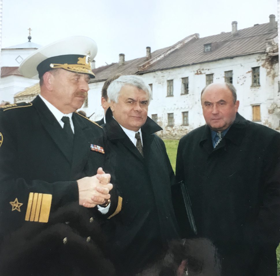 Д.Г. Пашаев (в центре) с командующим Северным флотом В.М. Поповым (слева) и директором «Звёздочки» Н.Я. Калистратовым (справа) на Соловках перед встречей с президентом России В.В. Путиным, 20.08.2001.