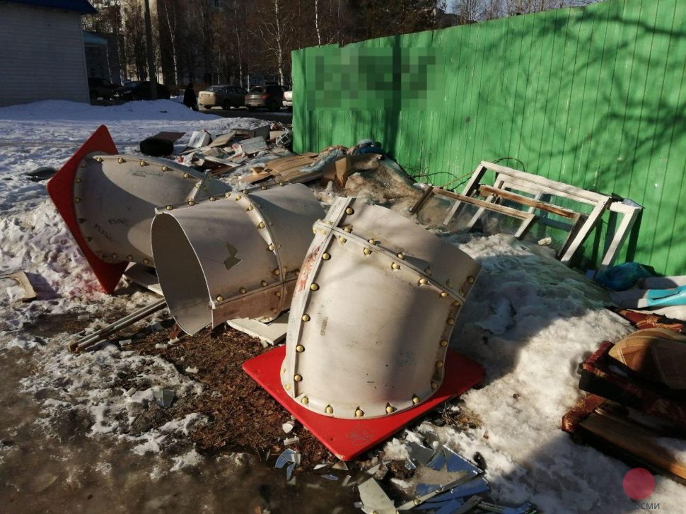 Гору мусора вывалили у детского сада в Северодвинске
