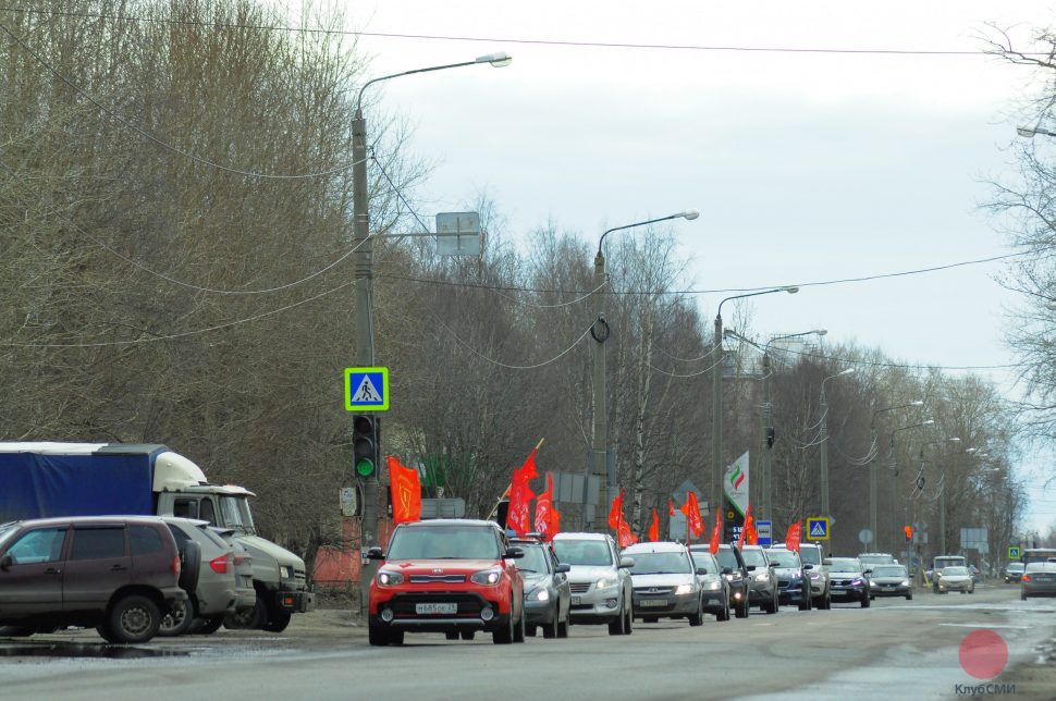 В день космонавтики северодвинское отделение КПРФ провело автопробег 