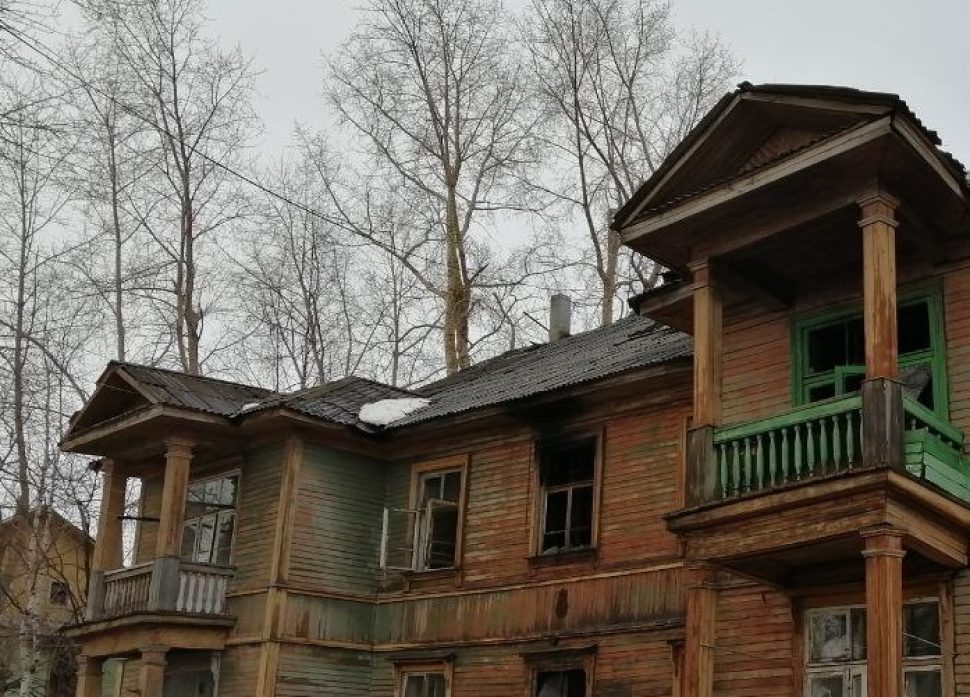 После пожара в расселенном доме Северодвинска обнаружены тела трёх человек