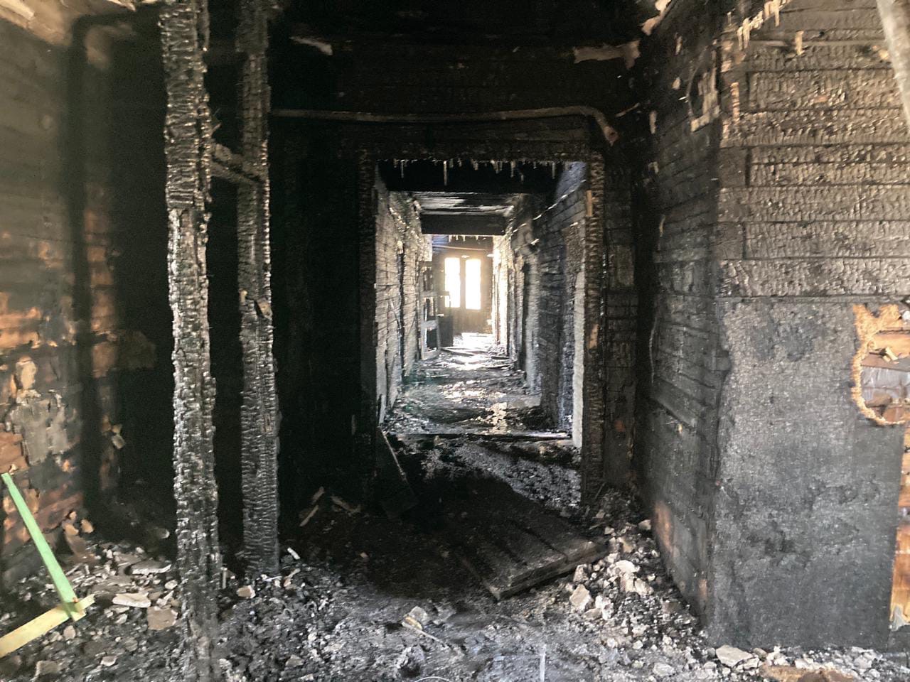 Пожар в архангельской слободе ульяновск. Сгоревшая квартира Архангельск. Дом сгоревший дерево. Пожар в Наволоках на улице Промышленная 2 этажный деревянный дом. В Архангельске сгорел дом.