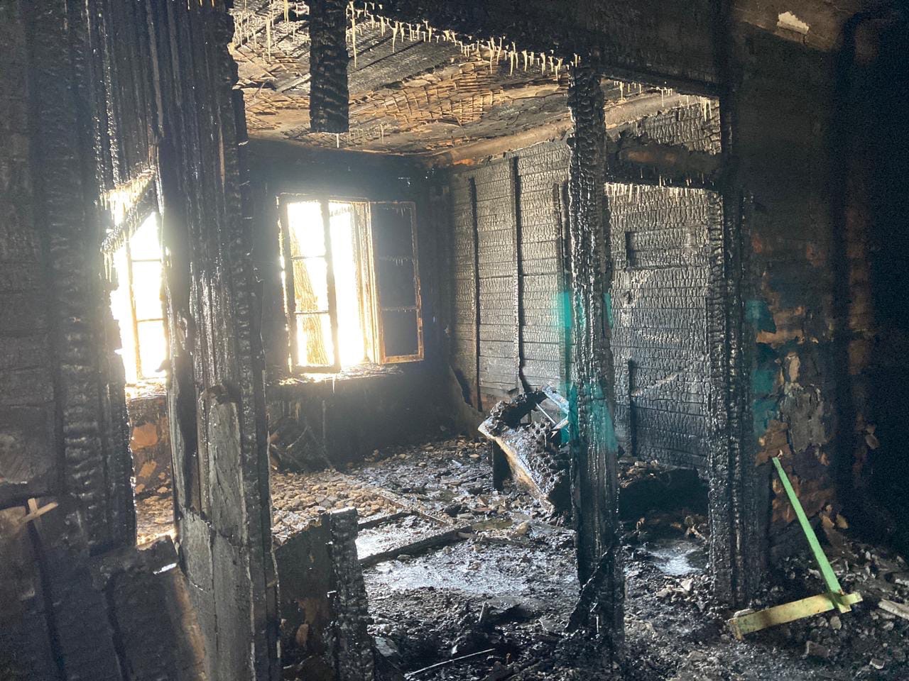 Пожар в архангельской слободе ульяновск. Сгоревшее здание. Пожар дома. Сгоревший дом.