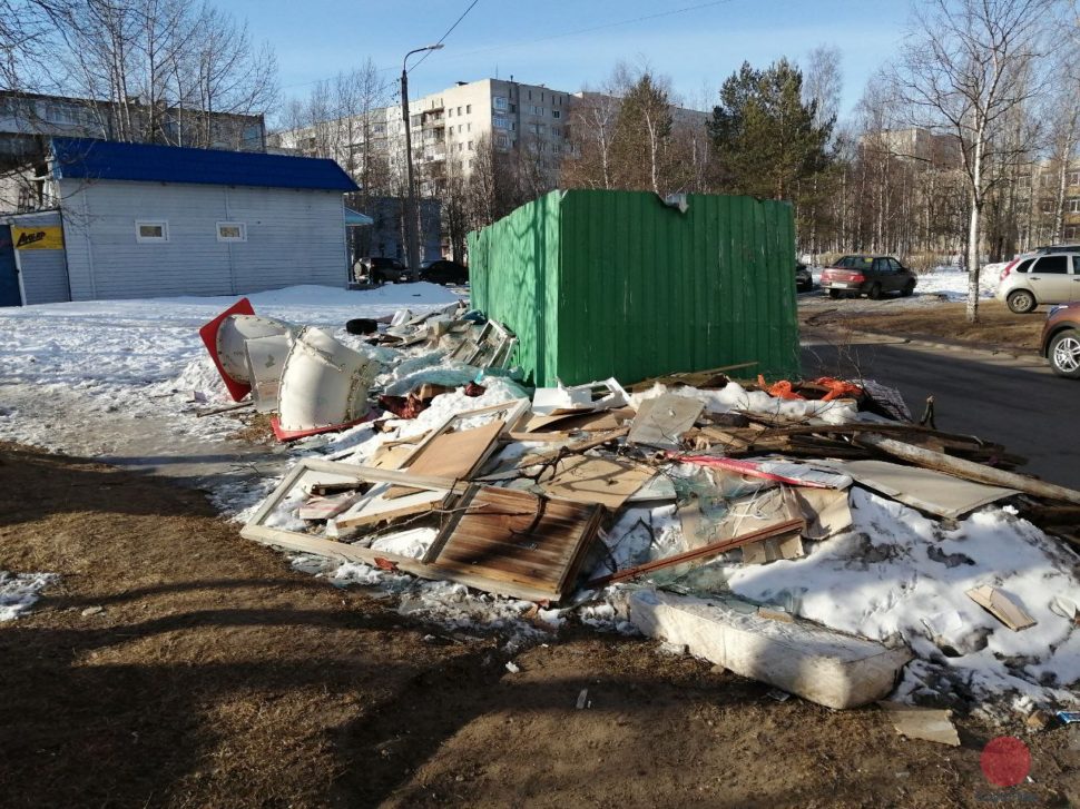 Гору мусора вывалили у детского сада в Северодвинске