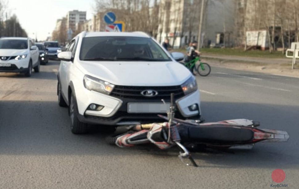 В Северодвинске мотоцикл врезался в «Ладу» 