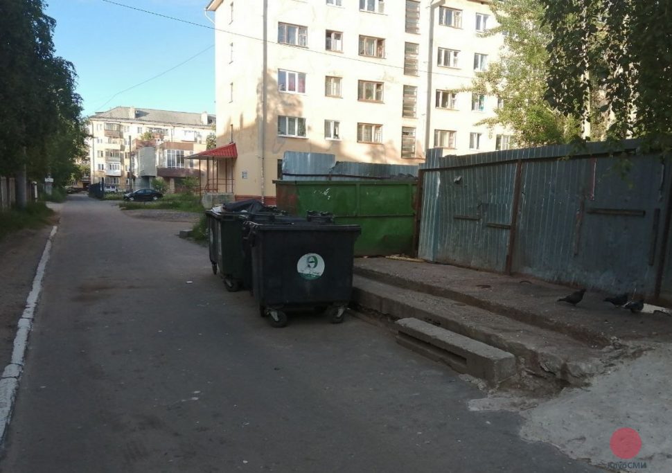 В Северодвинске мусорные бачки мешают проезду 