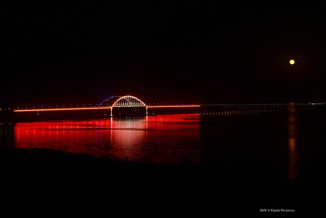 Км 19 купить. Крымский мост ночью. Крымский мост поезд. Картинка Крымского моста 19 км. Море 2 белых моста в Симферополе.