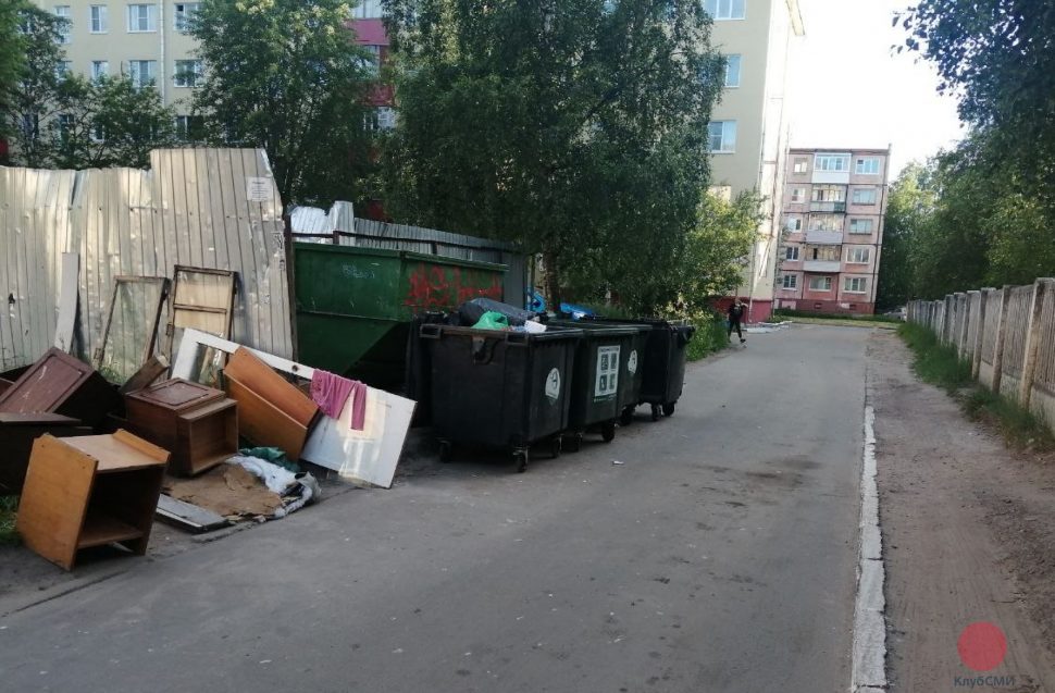 В Северодвинске мусорные бачки мешают проезду 